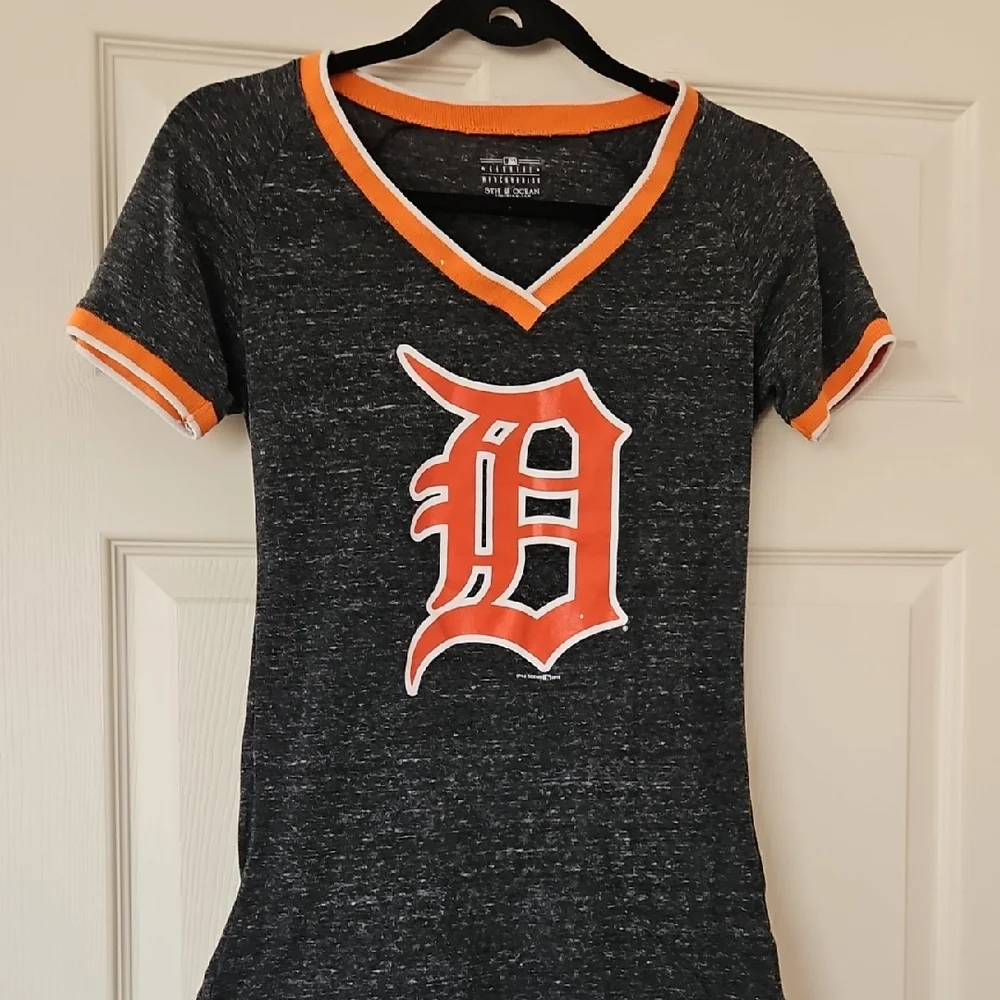 5th & Ocean Black and Orange V-Neck Kids Tee - Picture 1 of 7